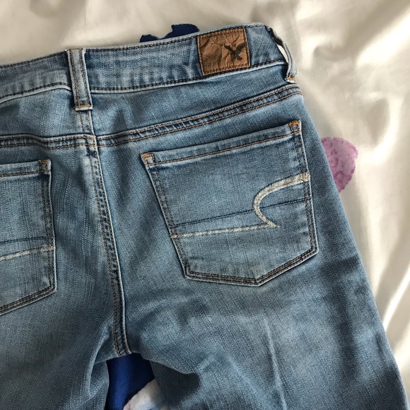 ❌ SOLD - AE Lightwash Ripped Jeans - Picture 4 of 5